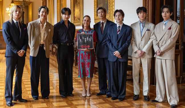 El Zócalo colapsa ante el fenómeno de BTS: Saludan desde Palacio Nacional y paralizan la CDMX El Zócalo colapsa ante el fenómeno de BTS: Saludan desde Palacio Nacional y paralizan la CDMX