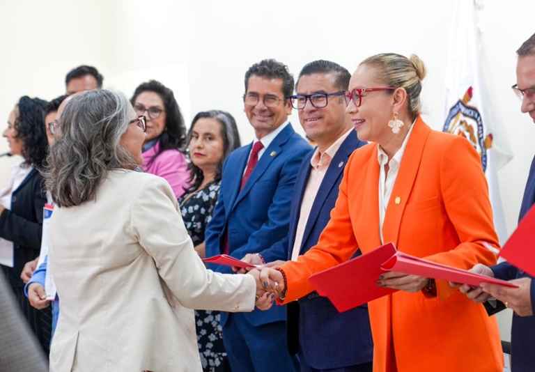 Se hace justicia laboral a docentes nicolaitas; Yarabí Ávila entrega nombramientos de materias definitivas Se hace justicia laboral a docentes nicolaitas; Yarabí Ávila entrega nombramientos de materias definitivas