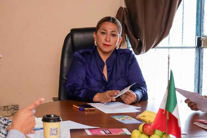Alcaldesa de Quiroga denuncia ante el IEM a su antecesor por presunta violencia política de género Alcaldesa de Quiroga denuncia ante el IEM a su antecesor por presunta violencia política de género