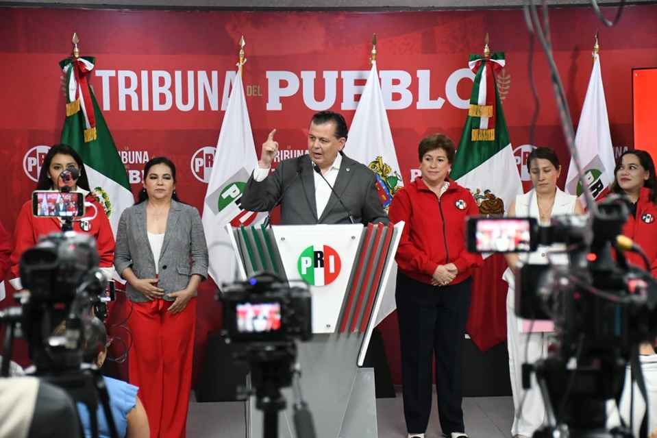 Regidores de Apatzingán se suman al PRI Regidores de Apatzingán se suman al PRI