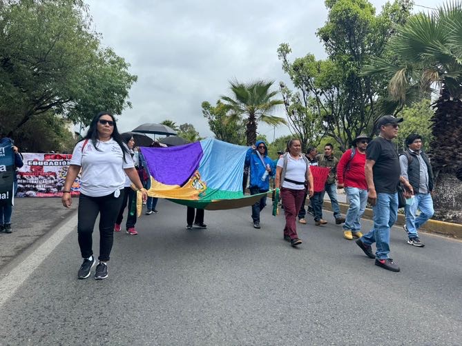 Maestros indígenas exigen seguridad para trabajar en comunidades de alto riesgo; violencia aleja a docentes de la Sierra Maestros indígenas exigen seguridad para trabajar en comunidades de alto riesgo; violencia aleja a docentes de la Sierra