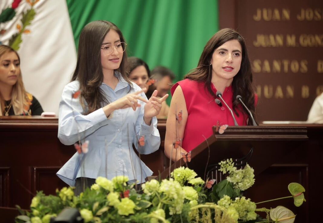 Giulianna Bugarini impulsa la profesionalización de intérpretes de Lengua de Señas Mexicana en Michoacán Giulianna Bugarini impulsa la profesionalización de intérpretes de Lengua de Señas Mexicana en Michoacán