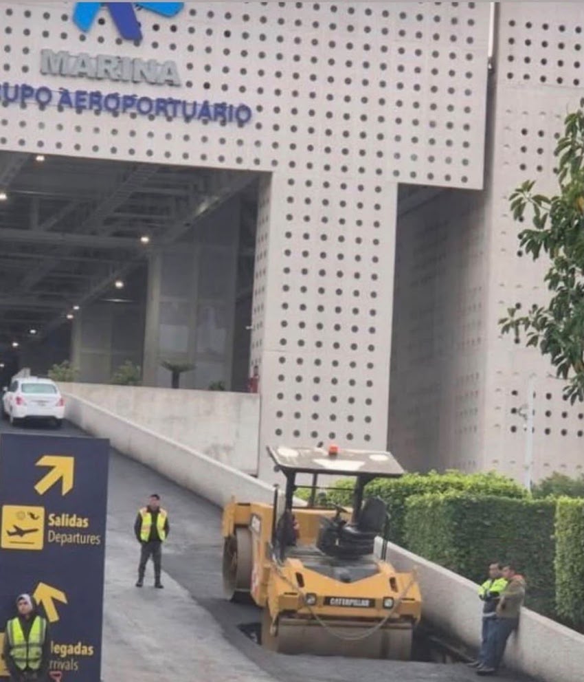 ¡Osote en el AICM! Socavón se «traga» una aplanadora en la Terminal 2 en plena remodelación de cara al Mundial ¡Osote en el AICM! Socavón se «traga» una aplanadora en la Terminal 2 en plena remodelación de cara al Mundial