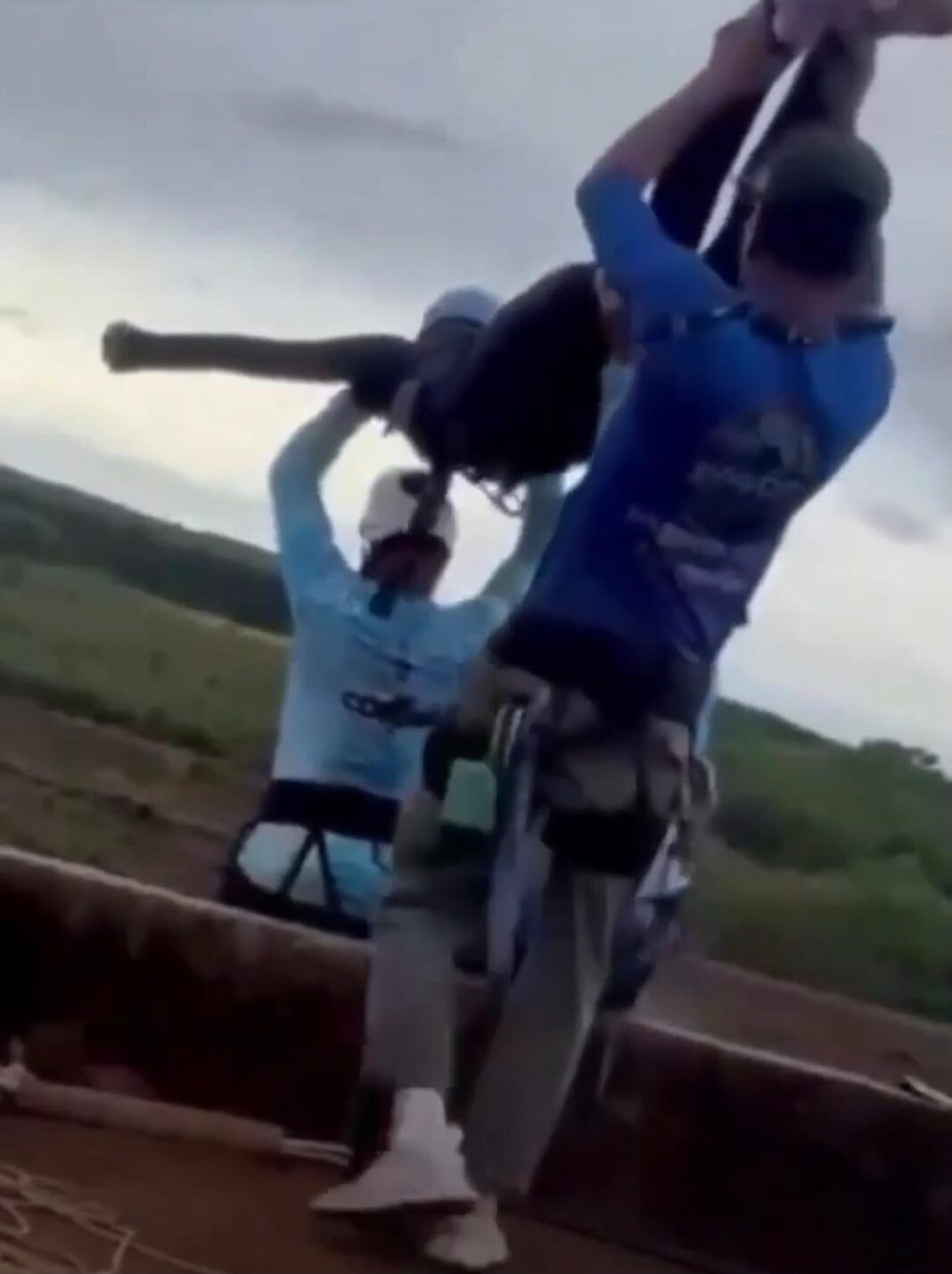 Tragedia en Brasil: Lanzan a joven de 21 años al vacío sin cuerdas de seguridad Tragedia en Brasil: Lanzan a joven de 21 años al vacío sin cuerdas de seguridad