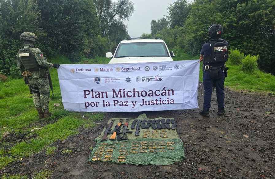 Aseguran 3 fusiles, 450 municiones y un vehículo en Salvador Escalante Aseguran 3 fusiles, 450 municiones y un vehículo en Salvador Escalante