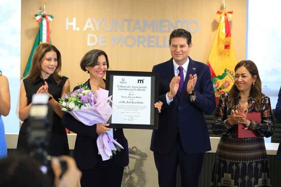 Ayuntamiento de Morelia entrega Presea Amalia Solórzano Bravo 2026 a Ireri Suazo Ortuño Ayuntamiento de Morelia entrega Presea Amalia Solórzano Bravo 2026 a Ireri Suazo Ortuño