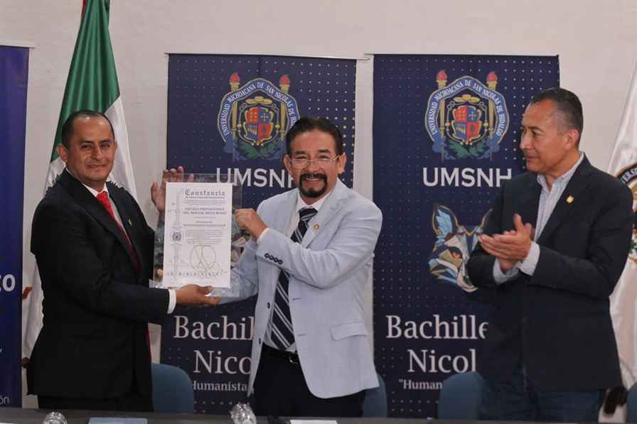 Rectora Yarabí Ávila somete por primera vez en la historia a autoevaluación al bachillerato nicolaita Rectora Yarabí Ávila somete por primera vez en la historia a autoevaluación al bachillerato nicolaita