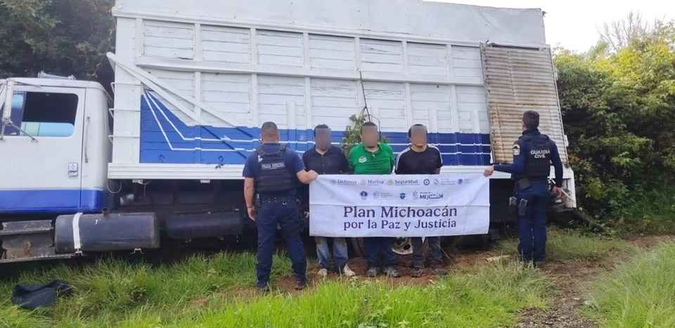 Detienen a 3 hombres presuntamente implicados en el robo de aguacate Detienen a 3 hombres presuntamente implicados en el robo de aguacate
