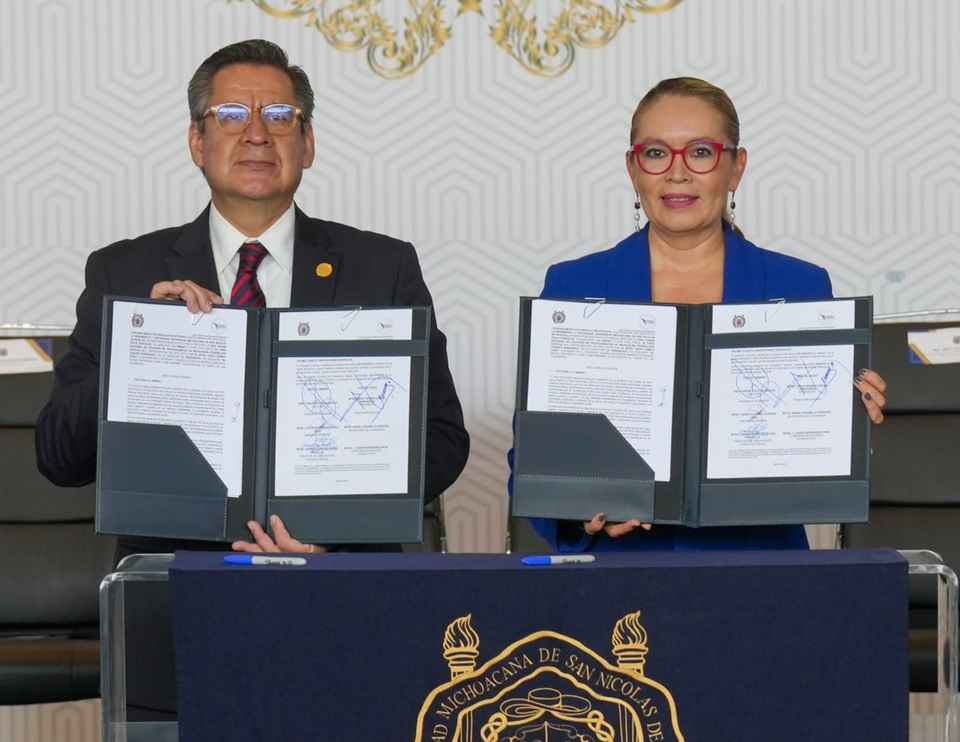 UMSNH y Colegios de Profesionistas marcan un hito en la historia en la casa de estudios; sellan convenios UMSNH y Colegios de Profesionistas marcan un hito en la historia en la casa de estudios; sellan convenios