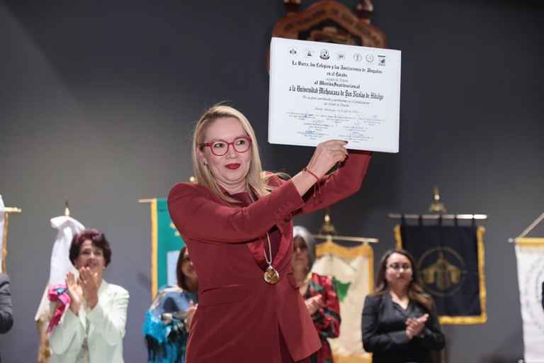 UMSNH, recibe la Venera al Mérito Institucional en el Fortalecimiento del Estado de Derecho por parte de la Comunidad Jurídica UMSNH, recibe la Venera al Mérito Institucional en el Fortalecimiento del Estado de Derecho por parte de la Comunidad Jurídica