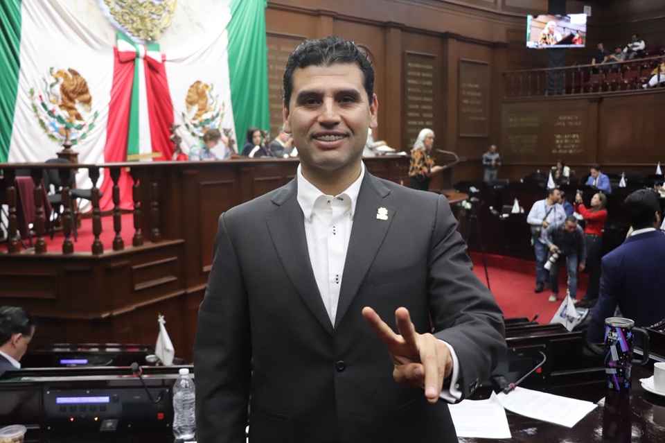 Octavio Ocampo celebra aprobación de reforma constitucional contra la reelección inmediata Octavio Ocampo celebra aprobación de reforma constitucional contra la reelección inmediata