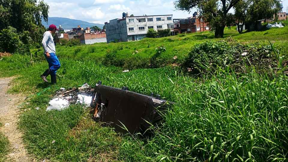 Adolfo Torres llama a evitar el abandono de basura en canales; detectan muebles en el dren Carlos Salazar Adolfo Torres llama a evitar el abandono de basura en canales; detectan muebles en el dren Carlos Salazar