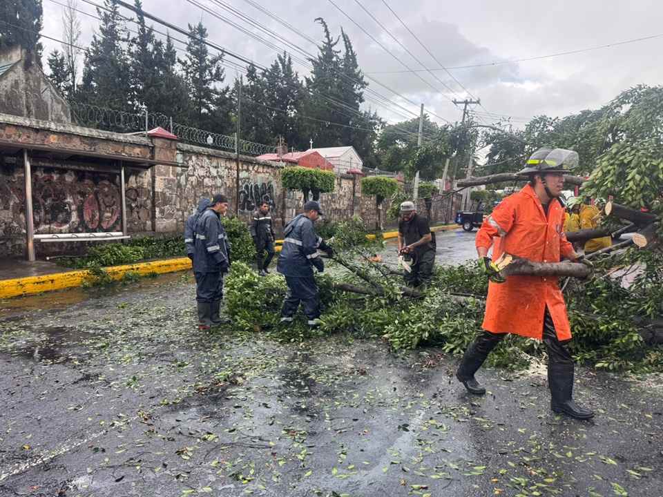 Atienden Brigadas Municipales reportes por lluvias de este viernes Atienden Brigadas Municipales reportes por lluvias de este viernes