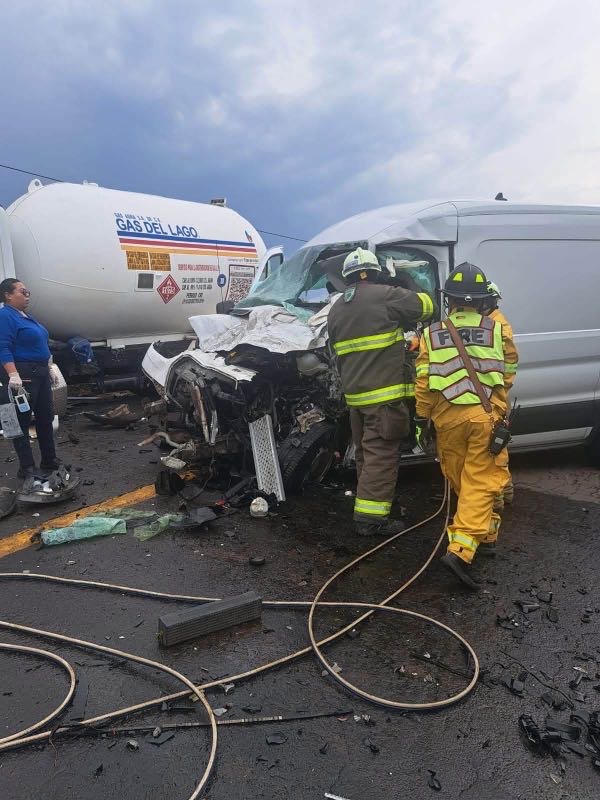 Rescatan a persona prensada tras accidente carretero Rescatan a persona prensada tras accidente carretero