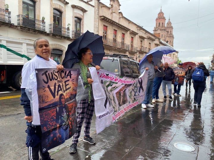 Familiares de Valeria protestan en el Congreso; exigen justicia y que el caso no quede impune Familiares de Valeria protestan en el Congreso; exigen justicia y que el caso no quede impune