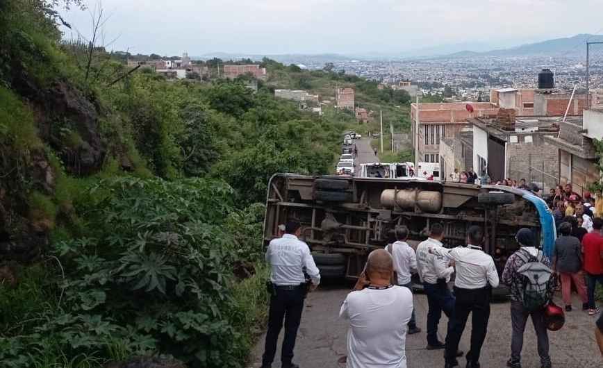 Atiende CRUM a lesionados tras volcadura de camión de pasajeros en Morelia Atiende CRUM a lesionados tras volcadura de camión de pasajeros en Morelia