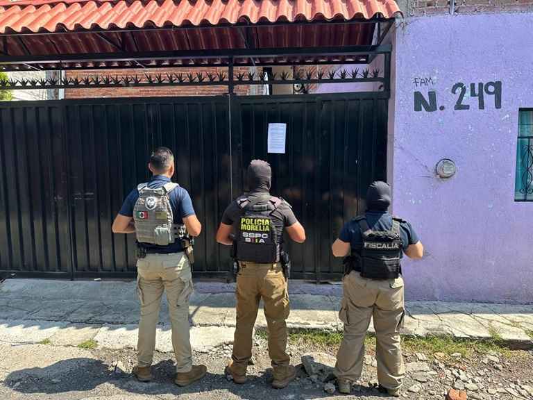 Tras cateos, asegura FGE más de 2 mil dosis de metanfetamina y detiene a tres personas en Morelia Tras cateos, asegura FGE más de 2 mil dosis de metanfetamina y detiene a tres personas en Morelia