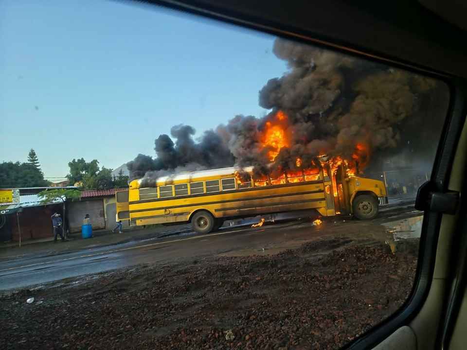 Reportan bloqueos y quema de vehículos en varios puntos carreteros de Michoacán Reportan bloqueos y quema de vehículos en varios puntos carreteros de Michoacán
