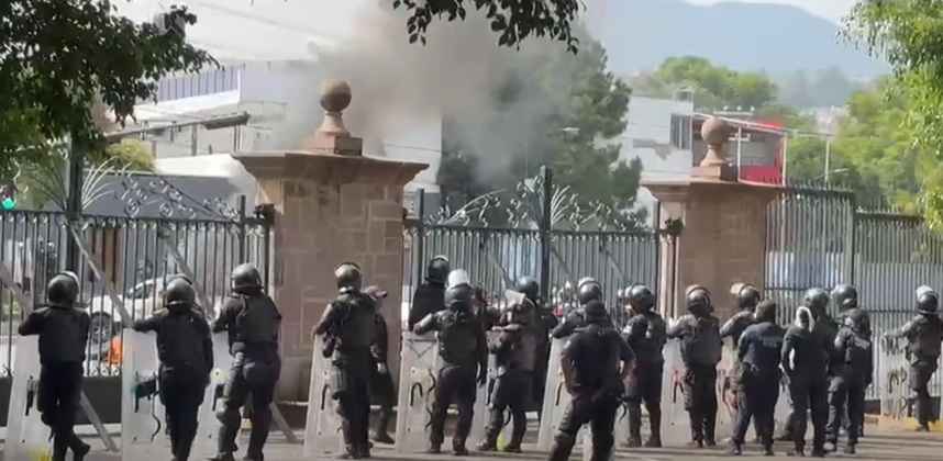 Comuneros de Arantepacua se retiran de Casa Michoacán; acusan ausencia de Bedolla y denuncian amenazas Comuneros de Arantepacua se retiran de Casa Michoacán; acusan ausencia de Bedolla y denuncian amenazas