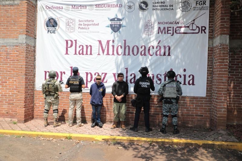 Detienen a cuatro personas y asegura armas, droga y equipo táctico durante cateos en Zinapécuaro Detienen a cuatro personas y asegura armas, droga y equipo táctico durante cateos en Zinapécuaro