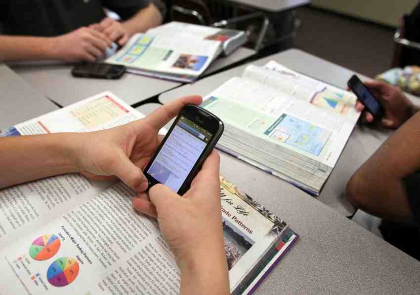 Más que prohibir celulares, se debe regular a las plataformas y educar a menores: sociólogo Gilberto Aragón Más que prohibir celulares, se debe regular a las plataformas y educar a menores: sociólogo Gilberto Aragón