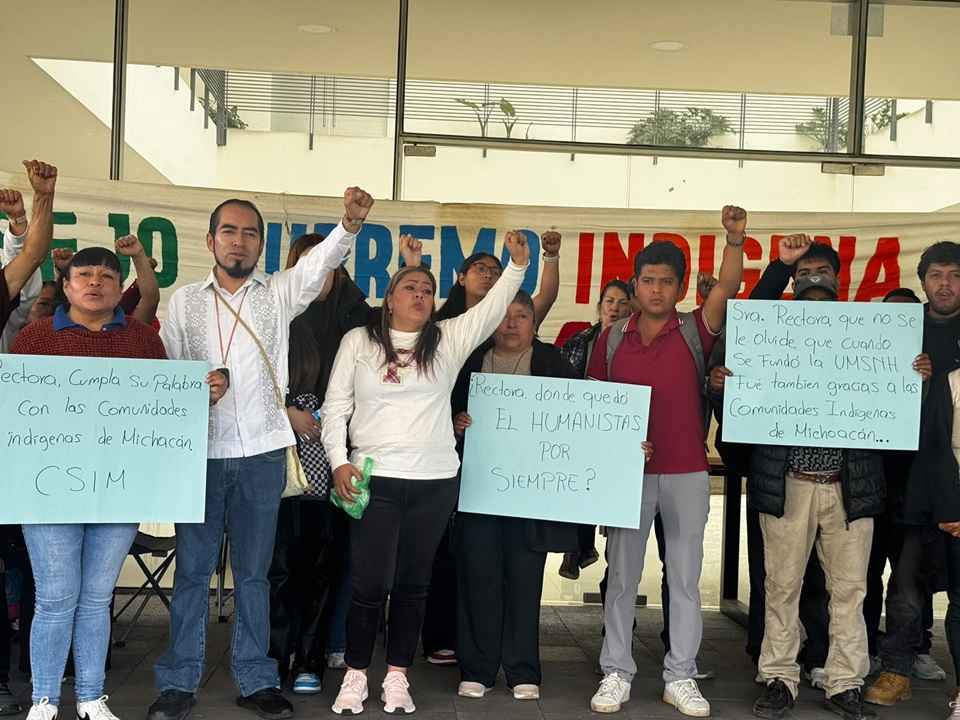 Egresados de Enfermería protestan ante la UMSNH por falta de espacios para realizar su servicio social Egresados de Enfermería protestan ante la UMSNH por falta de espacios para realizar su servicio social