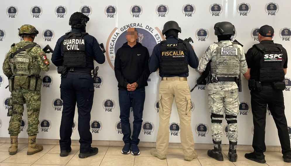 Capturan en Michoacán a “El Señor de la T”, señalado por operar en cinco municipios del Bajío Capturan en Michoacán a “El Señor de la T”, señalado por operar en cinco municipios del Bajío