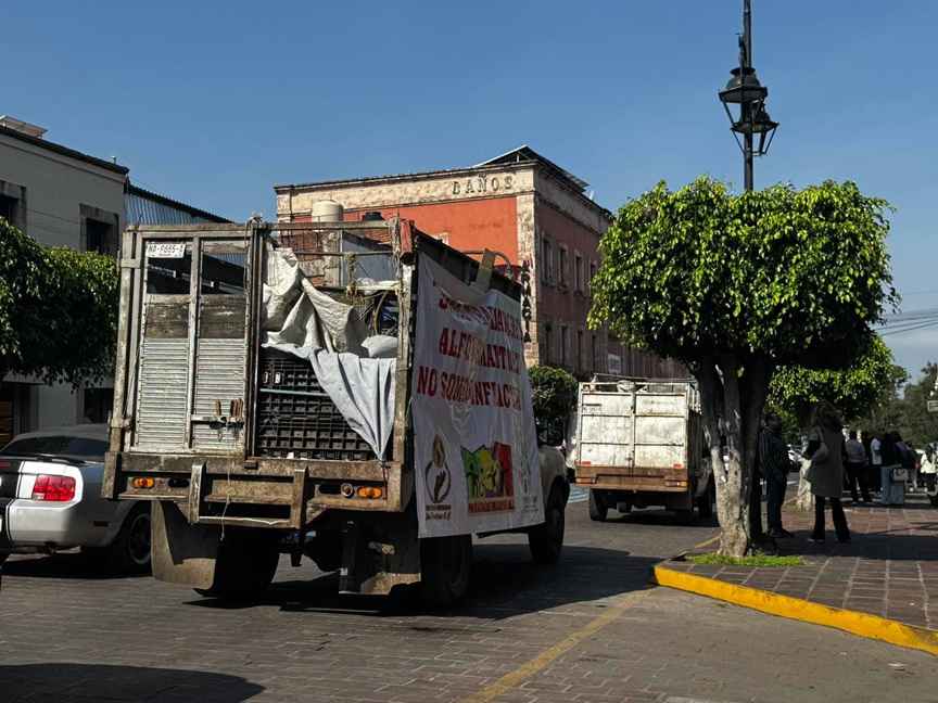 Recolectores de Servilimpia bloquean el CAM; exigen volver al relleno sanitario Recolectores de Servilimpia bloquean el CAM; exigen volver al relleno sanitario