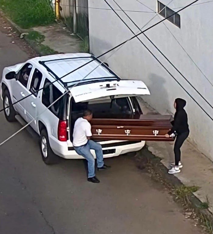 Investigan abandono de ataúd con un cuerpo frente al Aeropuerto de Uruapan Investigan abandono de ataúd con un cuerpo frente al Aeropuerto de Uruapan