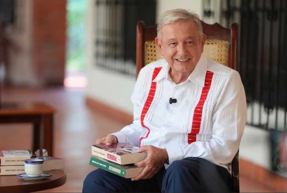 Reaparece Andrés Manuel López Obrador en redes sociales para presentar su nuevo libro titulado “Pueblo” Reaparece Andrés Manuel López Obrador en redes sociales para presentar su nuevo libro titulado “Pueblo”