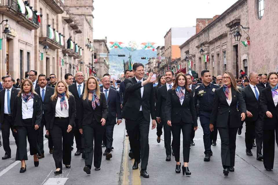 Familias morelianas llenan de color el Centro Histórico durante desfile por el natalicio de Morelos Familias morelianas llenan de color el Centro Histórico durante desfile por el natalicio de Morelos