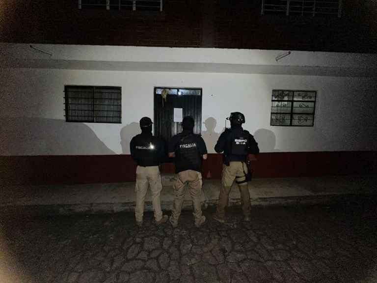 Asegura FGE más de 2 mil 500 dosis de metanfetamina durante tres cateos Asegura FGE más de 2 mil 500 dosis de metanfetamina durante tres cateos