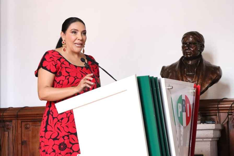 Adriana Campos Huirache reconoce a Guillermo Valencia en su Segundo Informe Legislativo Adriana Campos Huirache reconoce a Guillermo Valencia en su Segundo Informe Legislativo