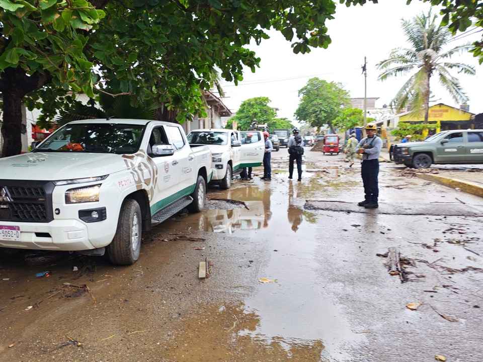 PC estatal brinda atención a familias afectadas por fuerte oleaje en Playa Azul PC estatal brinda atención a familias afectadas por fuerte oleaje en Playa Azul