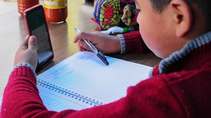 Regulará Michoacán el uso de celulares y dispositivos digitales en las escuelas Regulará Michoacán el uso de celulares y dispositivos digitales en las escuelas