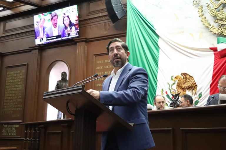 Abraham Espinoza Villa propone red de centros de acopio de aceite vegetal usado en municipios de Michoacán Abraham Espinoza Villa propone red de centros de acopio de aceite vegetal usado en municipios de Michoacán