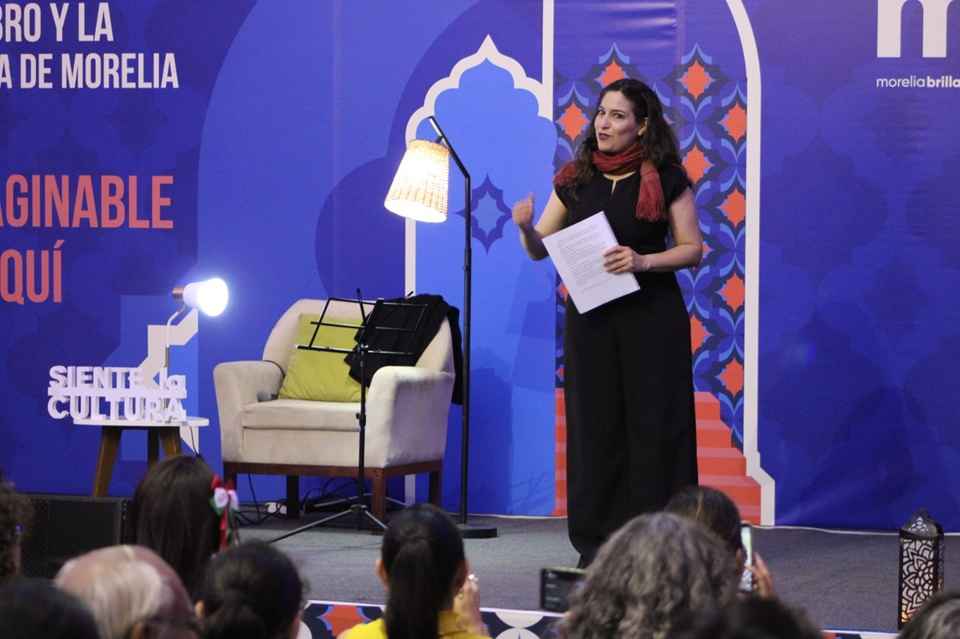 Tiaré Scanda cautiva con lectura en voz alta en la 5ta Feria Internacional del Libro de Morelia Tiaré Scanda cautiva con lectura en voz alta en la 5ta Feria Internacional del Libro de Morelia
