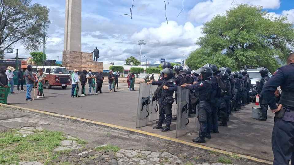 FNLS insiste en quedarse en el centro de Morelia para “protestar contra el gobierno”; ciudadanos rechazan la instalación del plantón FNLS insiste en quedarse en el centro de Morelia para “protestar contra el gobierno”; ciudadanos rechazan la instalación del plantón