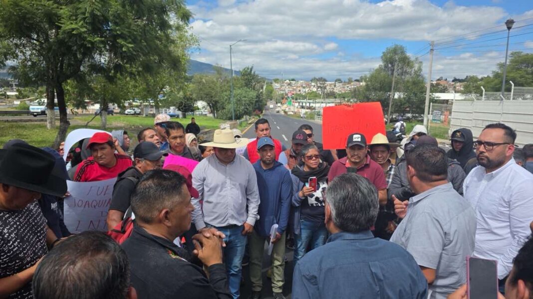 Comunidades indígenas anuncian bloqueos en Michoacán por falta de recursos para Noche de Muertos Comunidades indígenas anuncian bloqueos en Michoacán por falta de recursos para Noche de Muertos