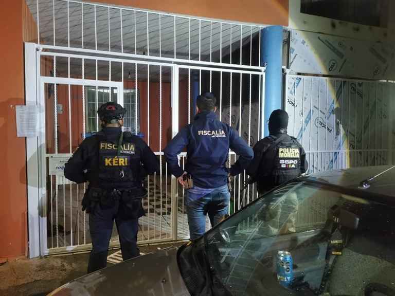 FGE asegura mil 300 dosis de narcóticos, siete armas de fuego y cinco motocicletas durante cateo en Morelia FGE asegura mil 300 dosis de narcóticos, siete armas de fuego y cinco motocicletas durante cateo en Morelia