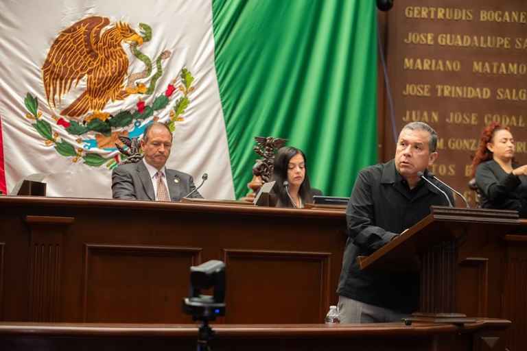 Juan Carlos Barragán presenta iniciativa para que los delitos por violencia de género no puedan extinguirse mediante el otorgamiento del perdón Juan Carlos Barragán presenta iniciativa para que los delitos por violencia de género no puedan extinguirse mediante el otorgamiento del perdón