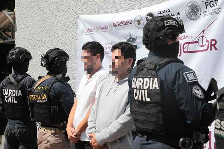 Detienen a dos hombres por delitos contra la salud y asegura arma de fuego durante cateos en Morelia Detienen a dos hombres por delitos contra la salud y asegura arma de fuego durante cateos en Morelia