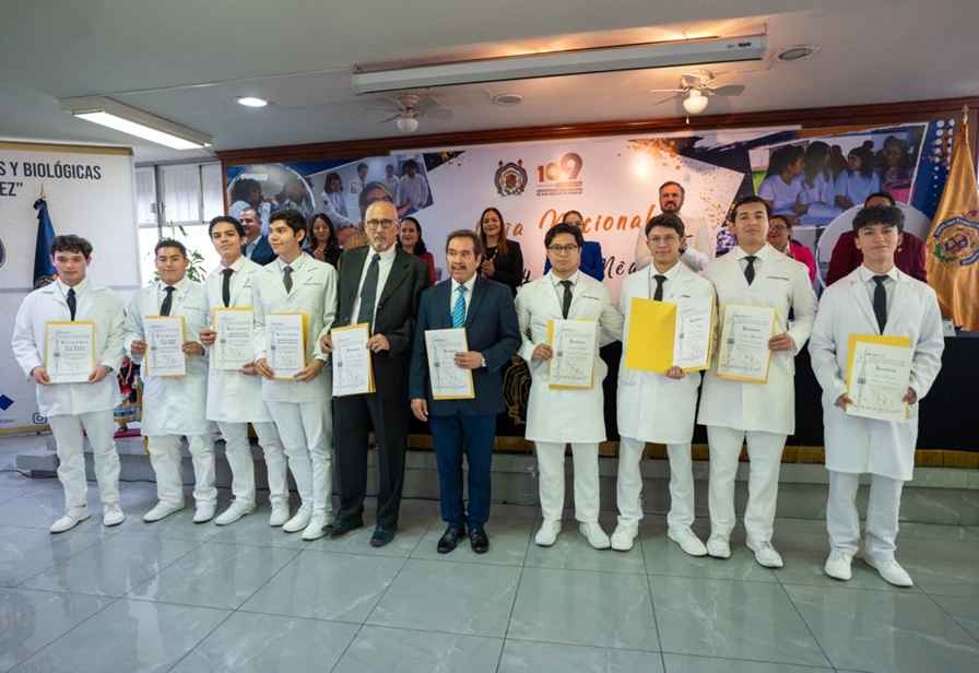 UMSNH reconoce vocación humanista de las y los médicos UMSNH reconoce vocación humanista de las y los médicos